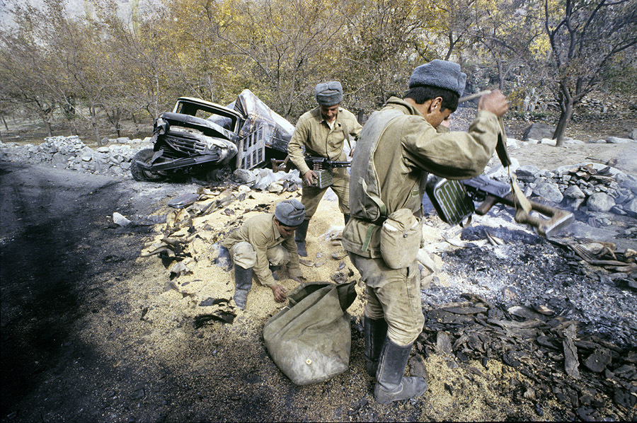 «Дорога жизни», 1985. Афганистан. Пшеница для афганских крестьян из разбомбленного обоза на перевале Саланг.